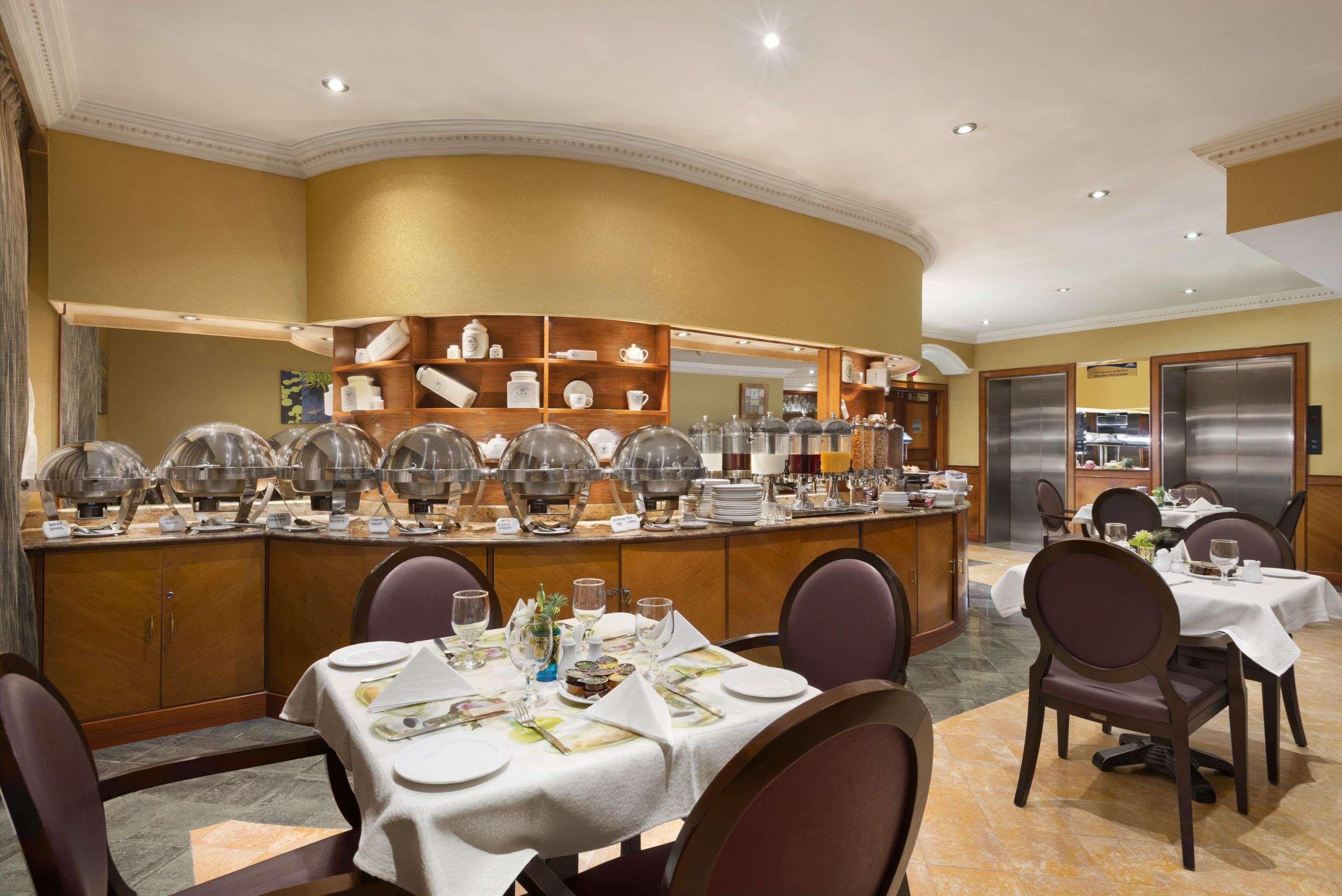 Howard Johnson By Wyndham Abu Dhabi Downtown Buitenkant foto