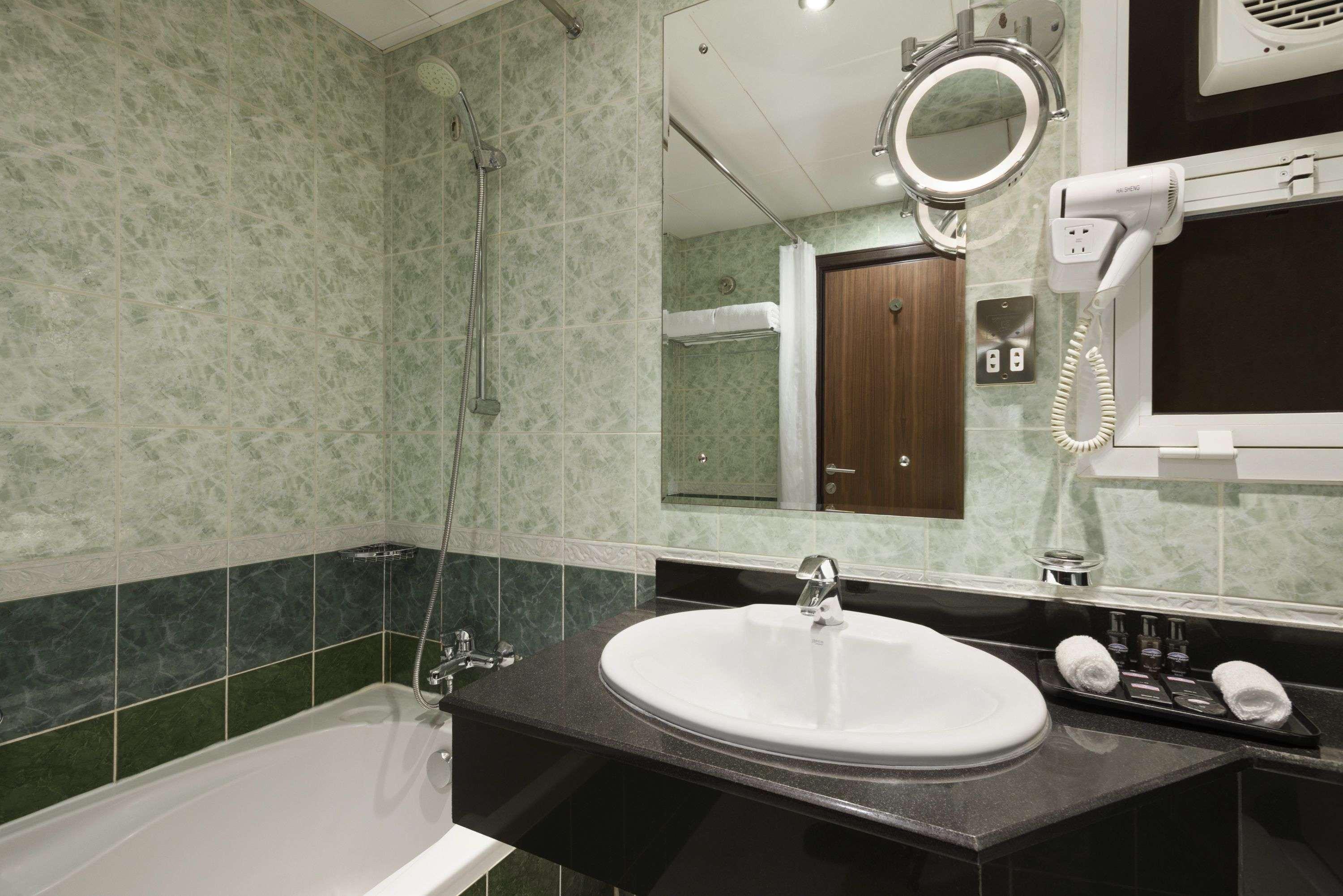 Howard Johnson By Wyndham Abu Dhabi Downtown Buitenkant foto