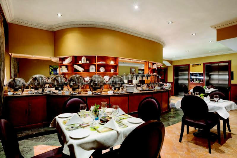 Howard Johnson By Wyndham Abu Dhabi Downtown Buitenkant foto